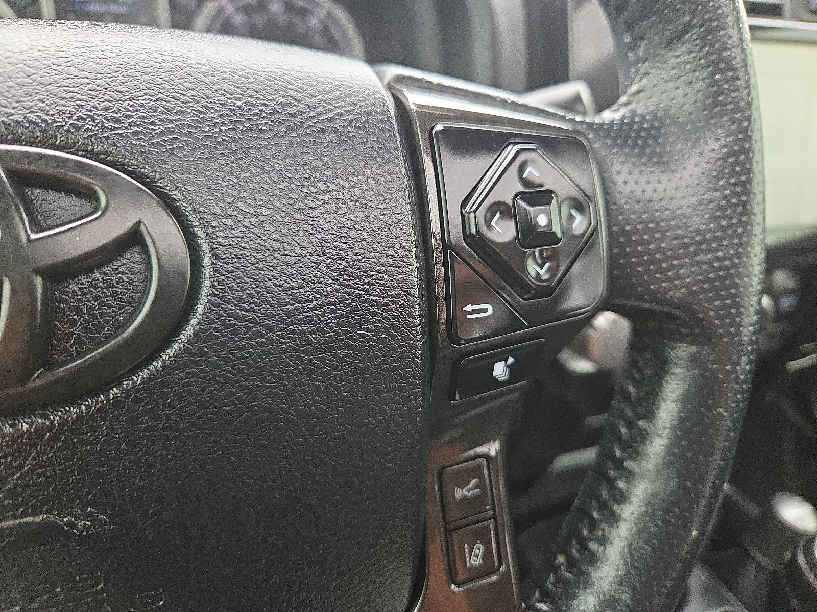 Used 2023 Toyota 4Runner TRD Off-Road Premium w/ Moonroof Package AWD/4WD image 18
