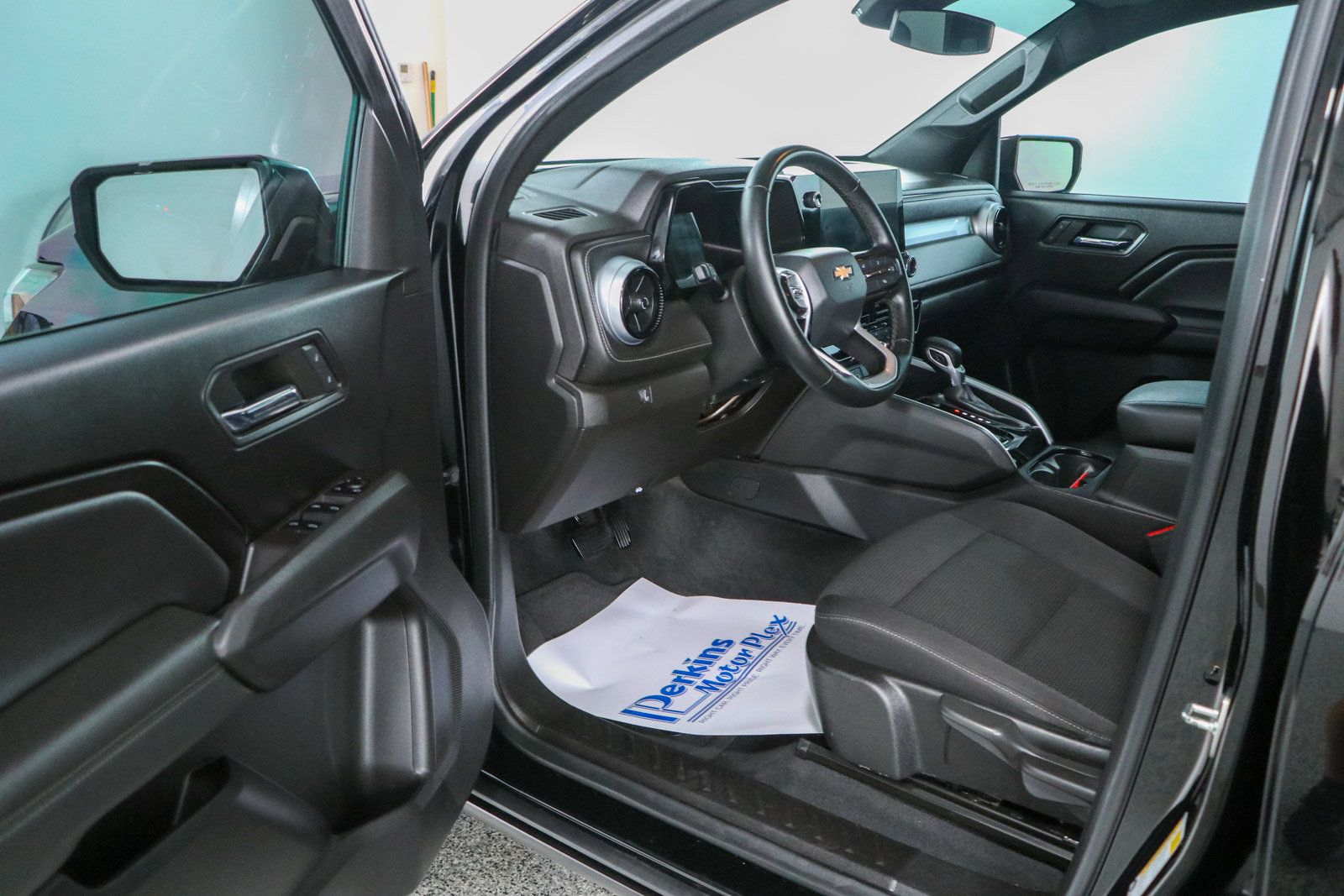 Used 2023 Chevrolet Colorado LT w/ LT Convenience Package AWD/4WD image 3