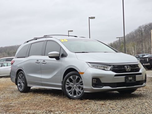 Used 2025 Honda Odyssey Touring image 2