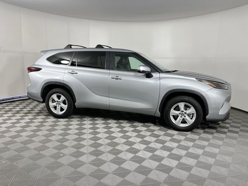 Used 2024 Toyota Highlander LE image 7
