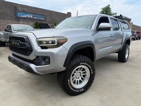 Used 2017 Toyota Tacoma TRD Sport AWD/4WD image 1