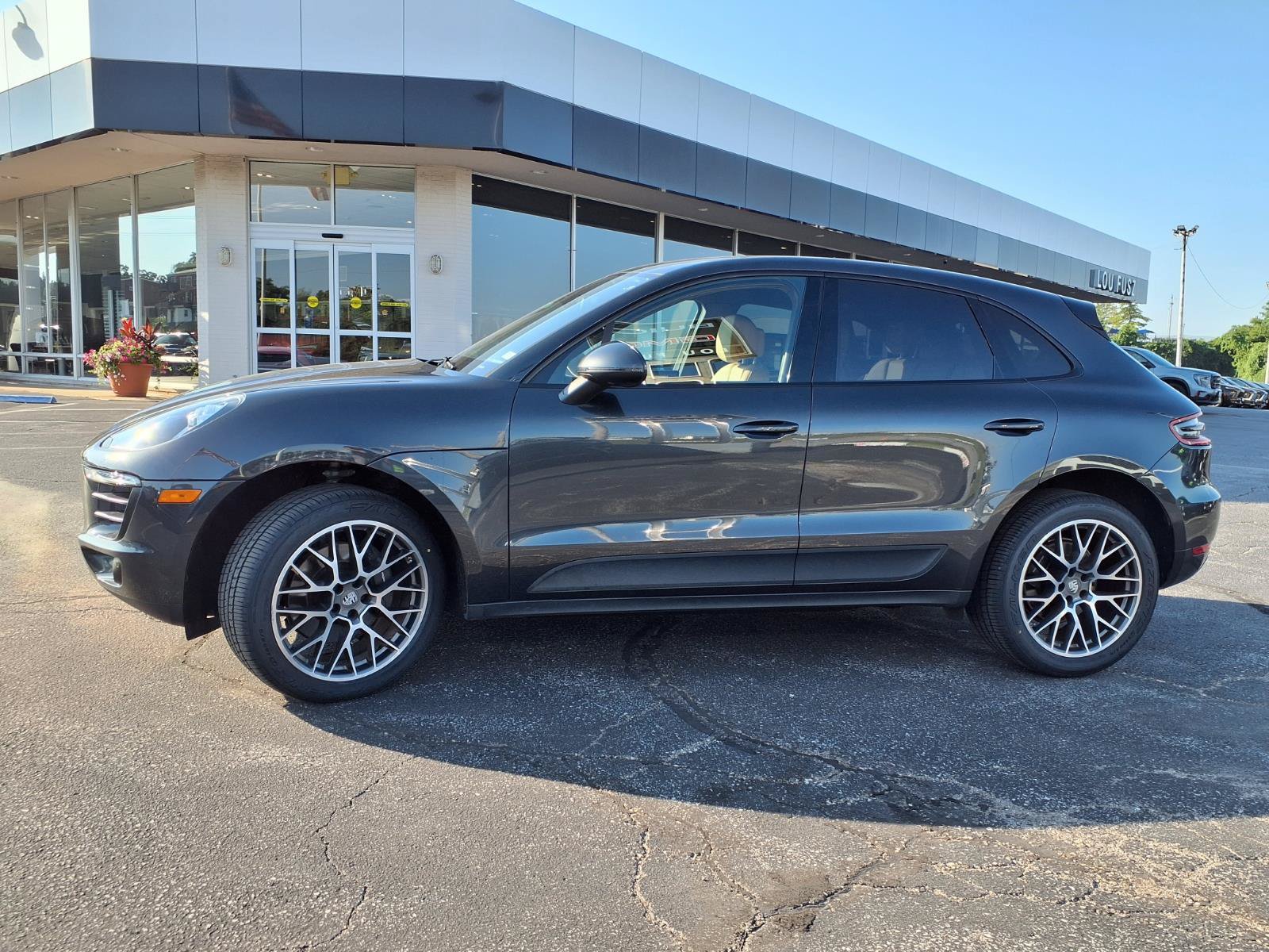 Used 2018 Porsche Macan AWD/4WD image 34