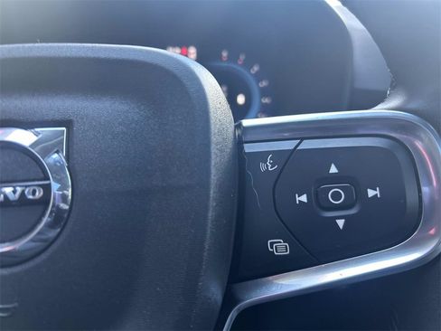 Used 2023 Volvo XC40 B5 Plus image 25