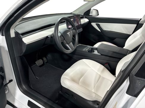Certified 2021 Tesla Model Y Long Range AWD/4WD image 9