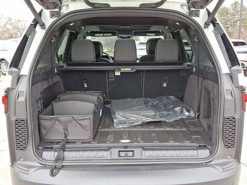 Certified 2025 Land Rover Discovery S image 29