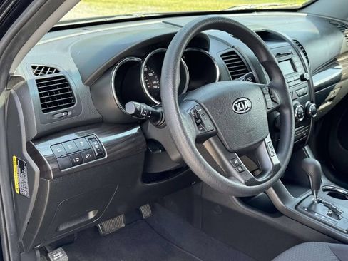 Used 2011 Kia Sorento 2WD w/ Convenience Pkg image 2