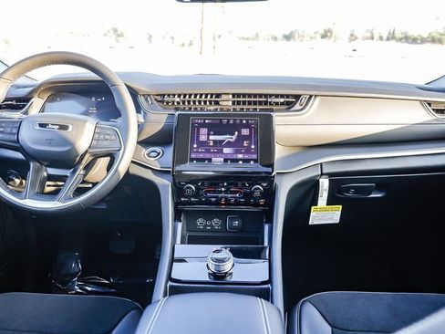 New 2025 Jeep Grand Cherokee Altitude image 13