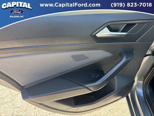 Used 2025 Volkswagen Jetta SE FWD image 17