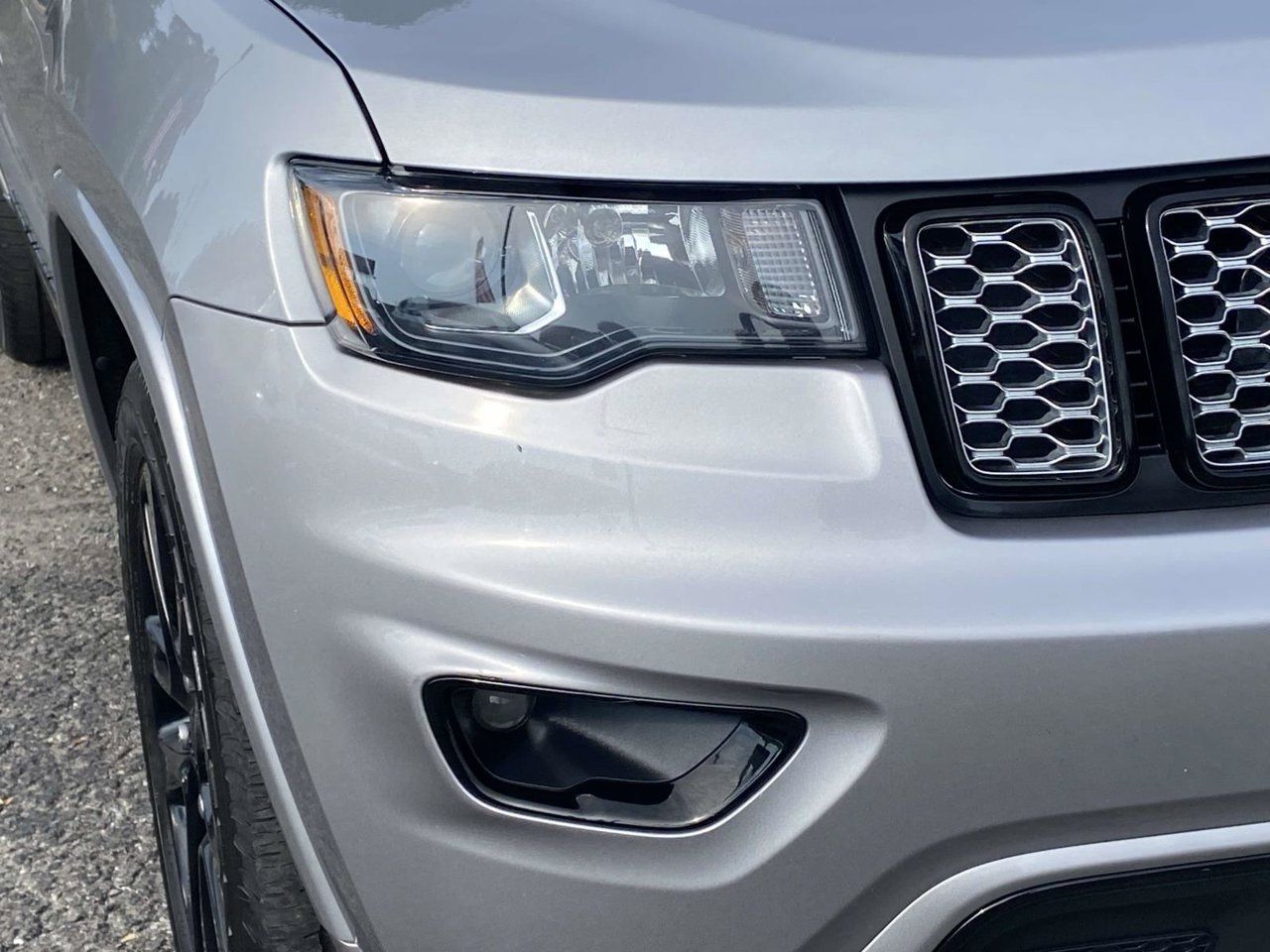 Used 2017 Jeep Grand Cherokee Altitude AWD/4WD image 4