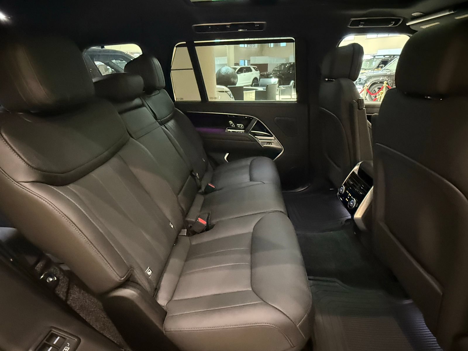 New 2025 Land Rover Range Rover Long Wheelbase SE AWD/4WD image 16