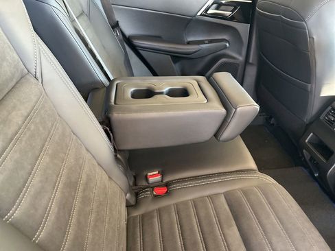 New 2025 Mitsubishi Outlander SE image 31