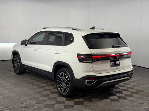 Used 2026 Volkswagen Taos SE FWD image 11