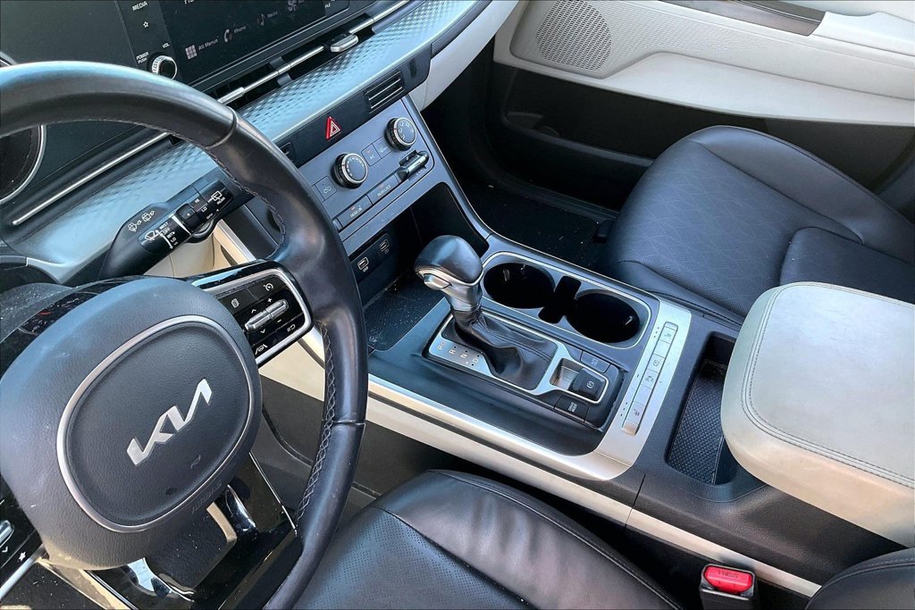 Used 2024 Kia Carnival LX FWD image 17