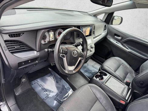 Used 2017 Toyota Sienna SE Premium image 12
