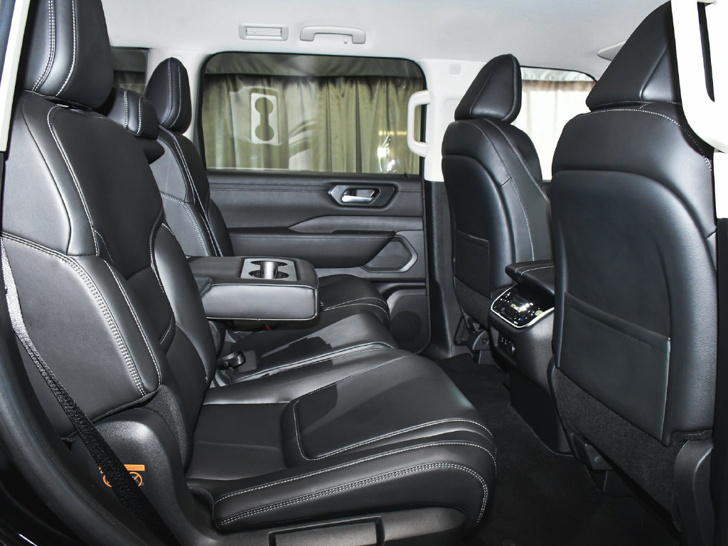 Used 2025 Nissan Armada SV AWD/4WD image 42