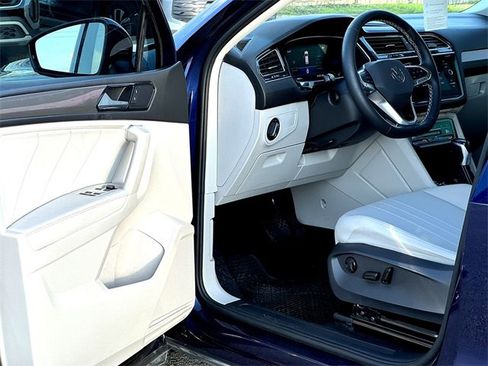 Certified 2023 Volkswagen Tiguan SE w/ Panoramic Sunroof Package image 11