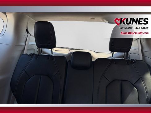 Used 2023 Chrysler Pacifica Touring-L FWD image 35