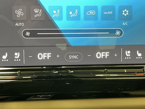 Used 2024 Volkswagen Atlas Cross Sport SE image 7