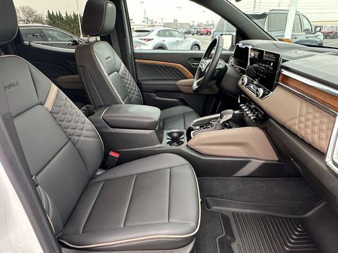 Used 2025 GMC Canyon Denali image 18