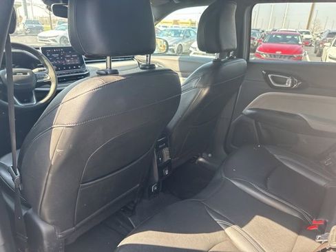 Used 2025 Jeep Compass Limited image 4