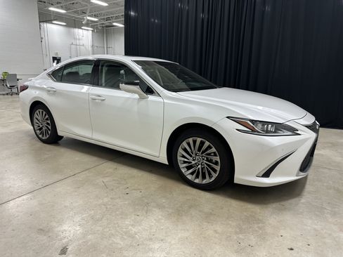 Certified 2025 Lexus ES 300h w/ Technology Package FWD image 2