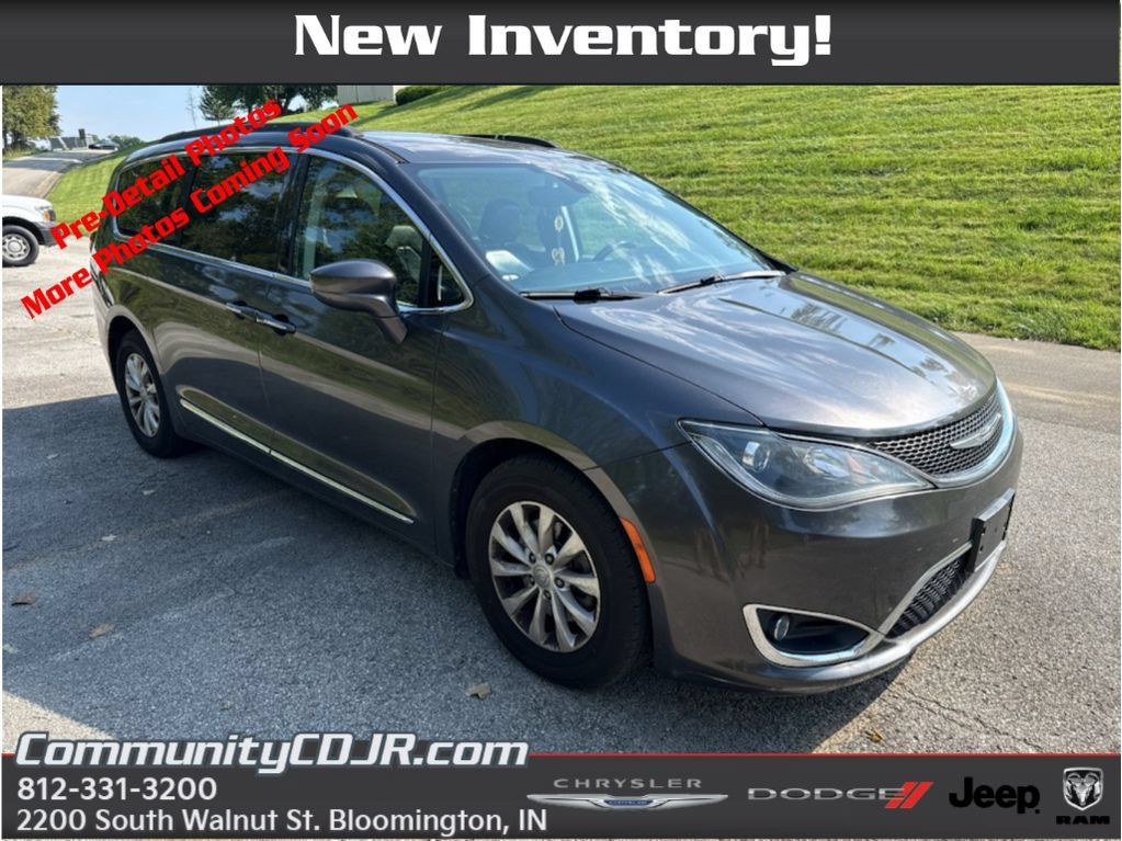 Used 2017 Chrysler Pacifica Touring-L FWD image 1