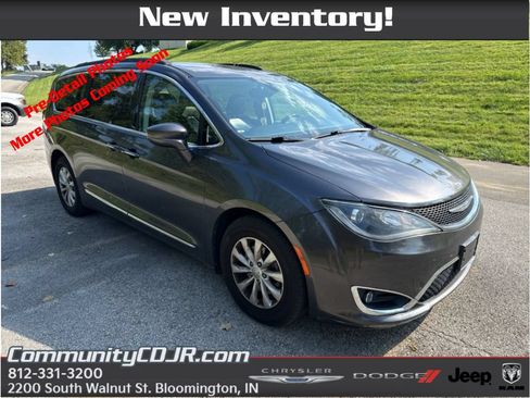 Used 2017 Chrysler Pacifica Touring-L FWD image 1