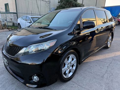 Used 2011 Toyota Sienna SE w/ Preferred Pkg image 3