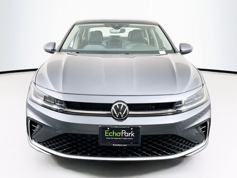 Used 2025 Volkswagen Jetta SE image 2