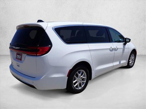 Used 2024 Chrysler Pacifica Touring-L FWD image 4