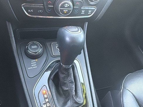 Used 2020 Jeep Cherokee Limited image 24