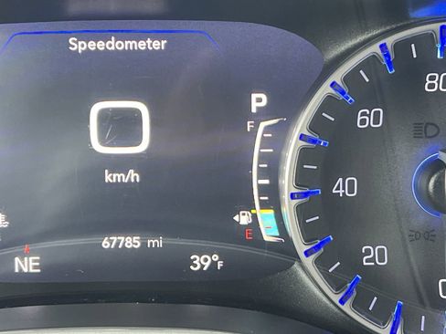 Used 2021 Chrysler Pacifica Touring-L image 11