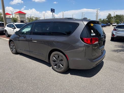 Used 2020 Chrysler Pacifica Limited w/ Advanced Safetytec Group FWD image 7