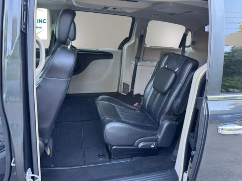 Used 2012 Chrysler Town & Country Limited w/ Luxury Group FWD image 19