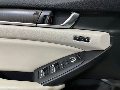 Used 2018 Honda Accord Touring image 12