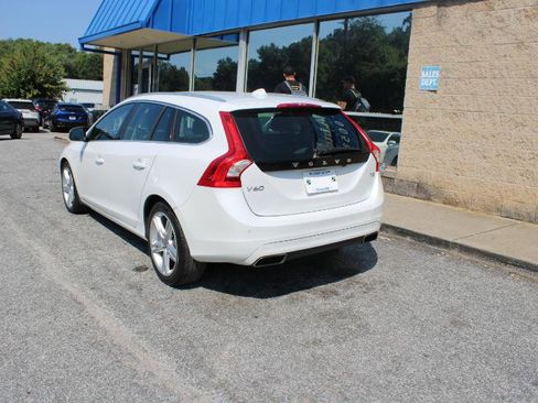 Used 2017 Volvo V60 T5 Premier w/ Convenience Package image 6