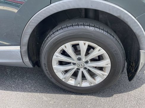Used 2018 Volkswagen Tiguan SE w/ Panoramic Sunroof Package AWD/4WD image 8