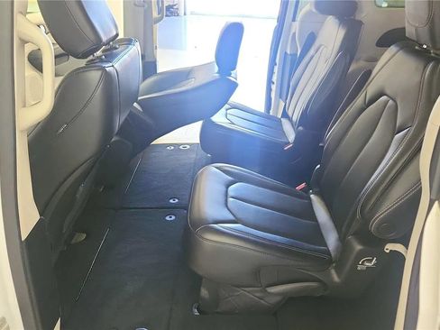 Used 2023 Chrysler Pacifica Touring-L FWD image 33