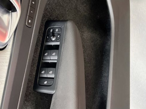 Used 2023 Volvo XC40 B5 Plus image 18