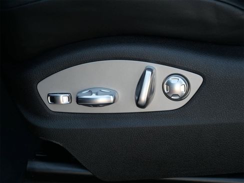 Certified 2026 Porsche Macan image 10