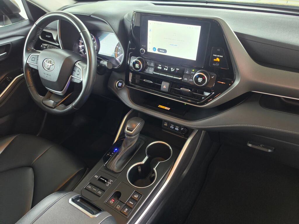 Used 2023 Toyota Highlander XLE AWD/4WD image 10