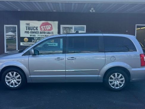 Used 2015 Chrysler Town & Country Touring FWD image 3