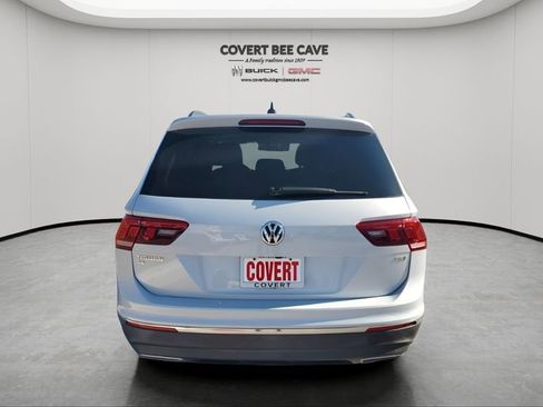 Used 2018 Volkswagen Tiguan SE w/ Panoramic Sunroof Package image 8