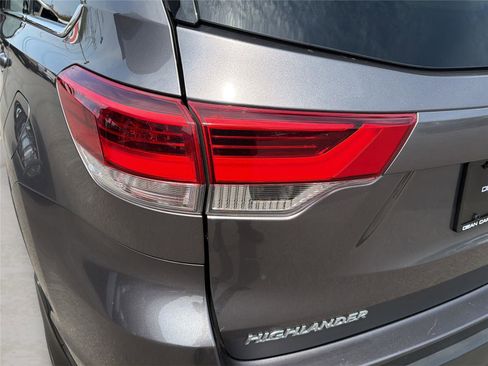 Used 2017 Toyota Highlander Plus w/ Carpet Mat Package AWD/4WD image 32