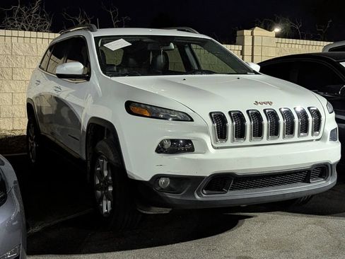 Used 2018 Jeep Cherokee Latitude Plus AWD/4WD image 3