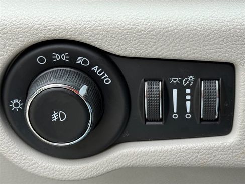 Used 2018 Chrysler Pacifica Touring-L FWD image 20