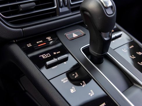 Certified 2025 Porsche Macan image 34