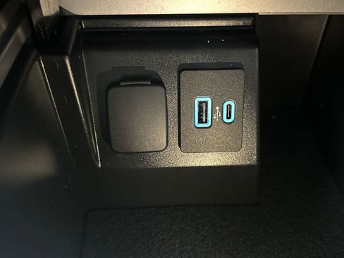 Used 2023 Ford Explorer XLT w/ Equipment Group 202A image 24