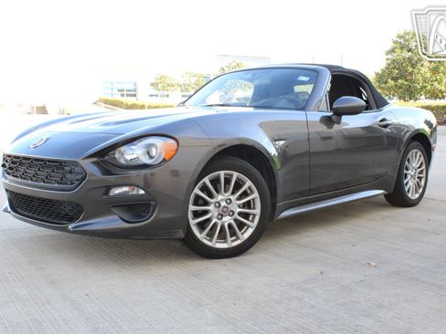 Used 2017 FIAT 124 Spider Classica image 36