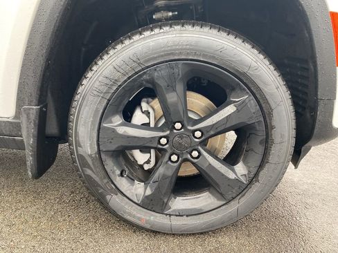 New 2026 Jeep Grand Cherokee Limited w/ Limited Altitude Package image 9